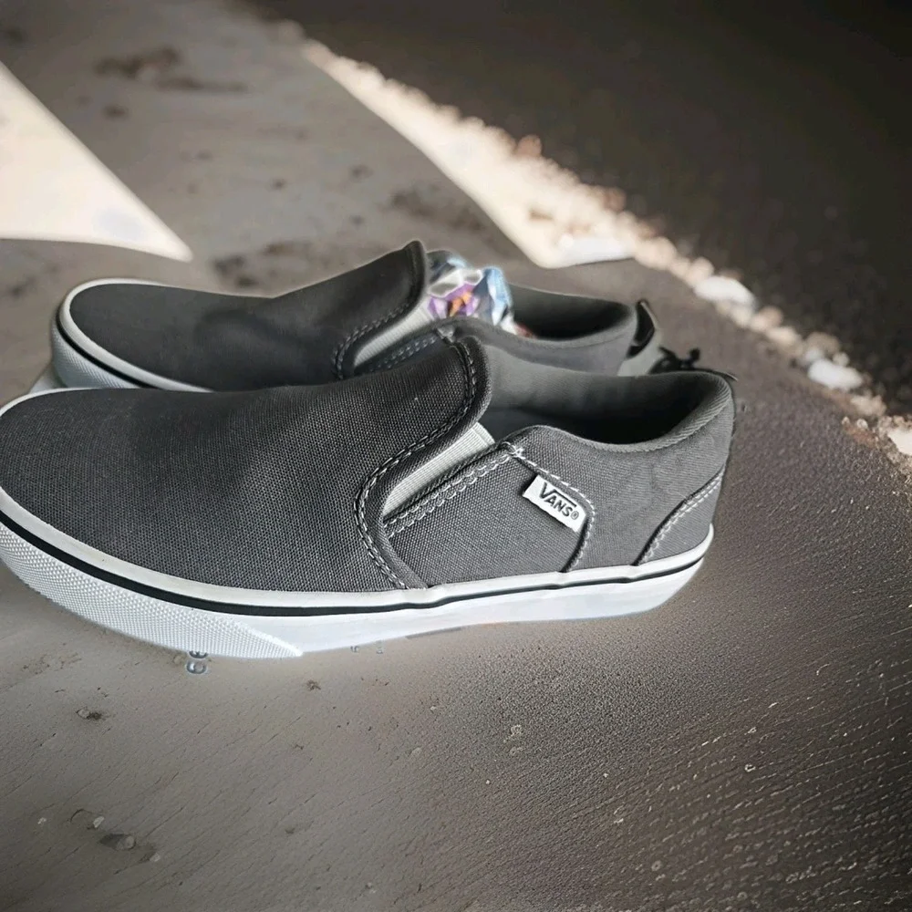 NEW  VANS Youth SHOES Size 4.  MCT0122